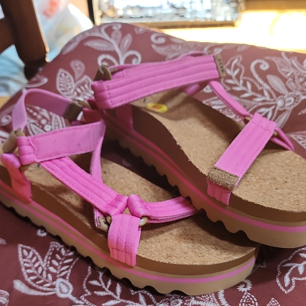 NWOT Reef Rem Hi Pink Sandals, Barbicore Size 9.5